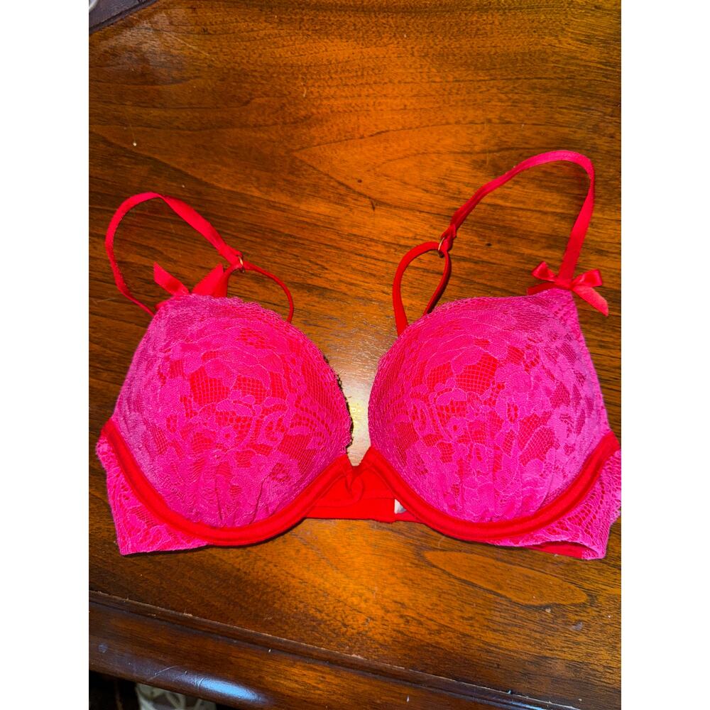 Elegant Lace Push-Up Bra in Bold Red